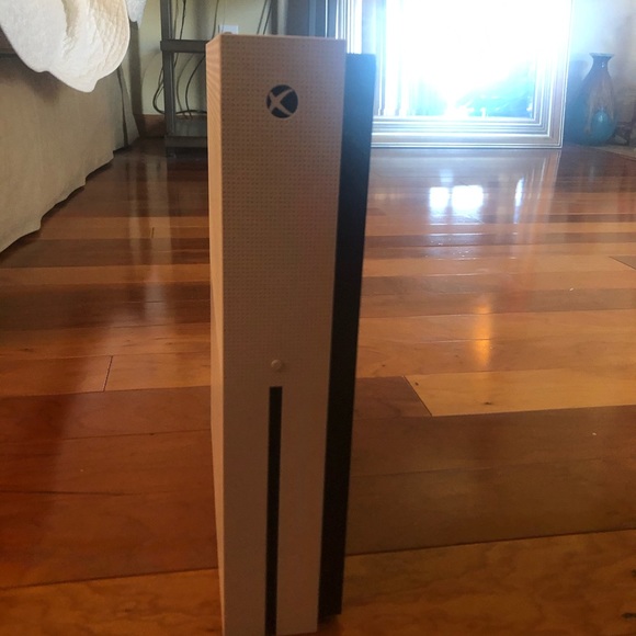 Xbox One S 1 TB - Picture 2 of 3